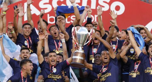 Futbol, Deportes Recoleta vs Magallanes
Fecha 30, campeonato de ascenso 2022.
Los jugadores de Magallanes celebran la victoria de primera B disputado en el estadio Bicentenario de La Florida, en Santiago, Chile.
01/10/2022
Dragomir Yankovic/Photosport

Football, Deportes Recoleta vs Magallanes
30th date, 2022 Promotion Championship.
Magallanes players celebratesthe victory the promotion to first division match held at the Bicentenario de La Florida stadium in Santiago, Chile.
01/10/2022
Dragomir Yankovic/Photosport