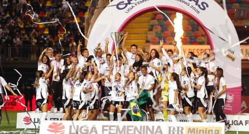 📸 ¡LAS POSTALES DE LAS CAMPEONAS! ⚪️⚫️📲 Revive los mejores momentos de @colocolofemenino levan